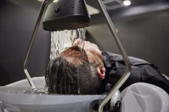 眉ダンディズム 天神橋六丁目店には“頭浸浴”ができるシャンプー台があるんです！｜採用サイト｜眉ダンディズム【公式】