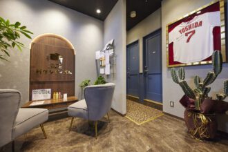 天神橋六丁目店のエントランスにはあのメジャーリーガーのサイン入りユニフォームが飾ってあります。｜採用サイト｜眉ダンディズム【公式】